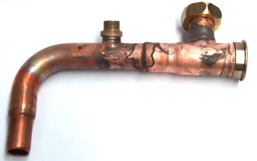 Kupferne Wasserleitung mit gebogenem Ende und einer Anschlussmutter, geeignet für Daikin Altherma R Hybrid-Systeme.